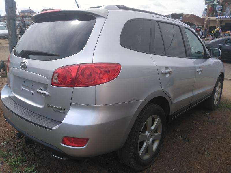Hyundai Santa Fe • 2009 • 50,000 km 3