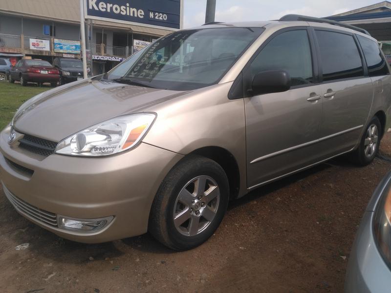Toyota Sienna • 2005 • 50,100 km 2