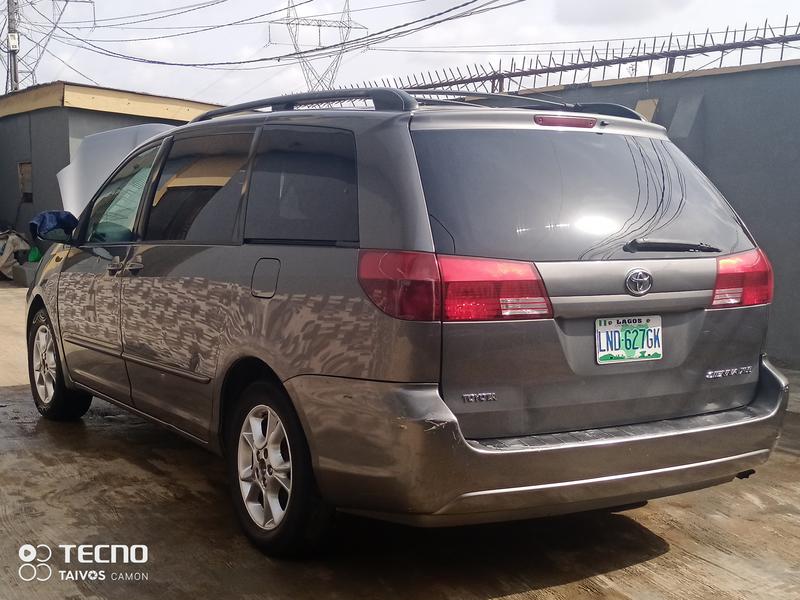 Toyota Sienna • 2006 • 77,579 km 10