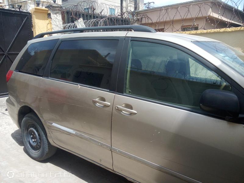 Toyota Sienna • 2006 • 178,797 km 4