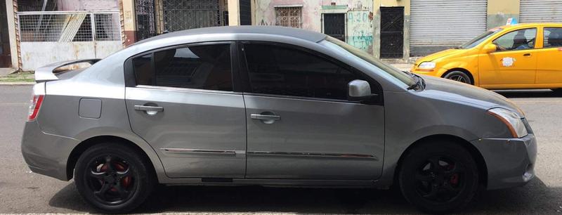 Nissan Sentra • 2013 • 175,000 km 4