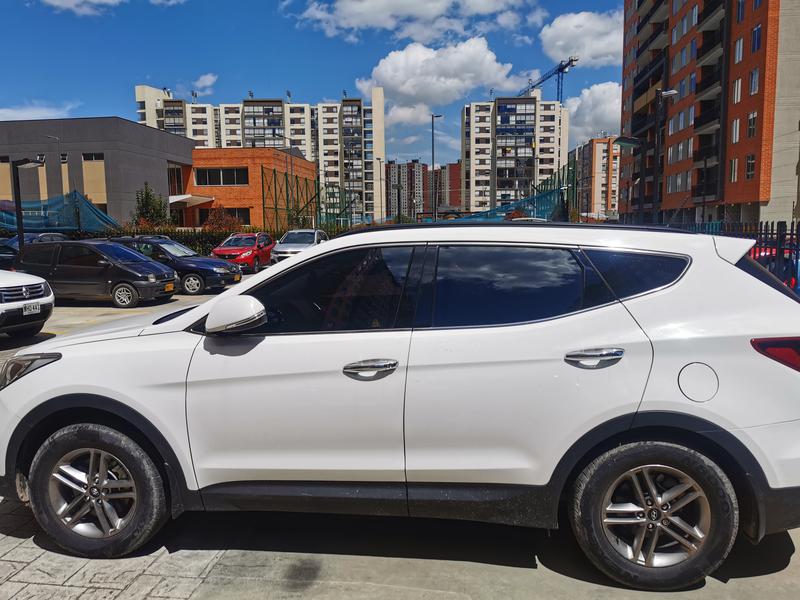 Hyundai Santa Fe • 2016 • 25,000 km 2