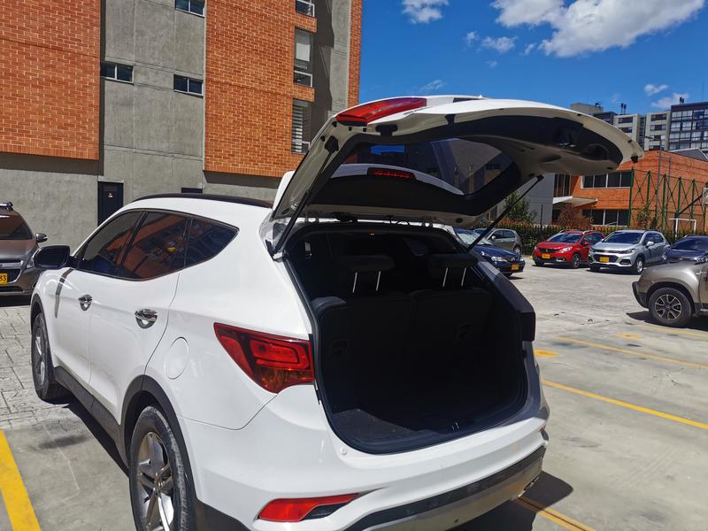 Hyundai Santa Fe • 2016 • 25,000 km 5