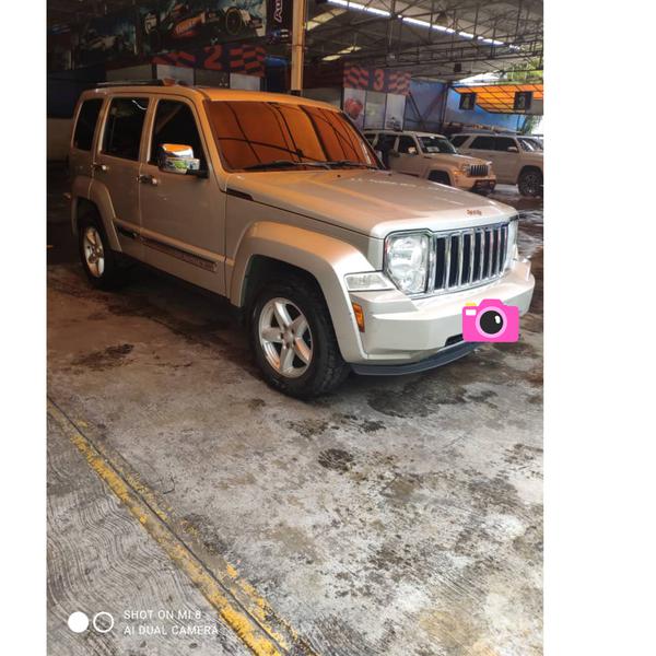 Jeep  • 2009 • 130,000 km 3