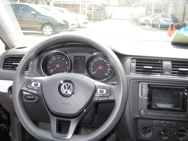 Volkswagen Jetta • 2017 • 45,000 km 11