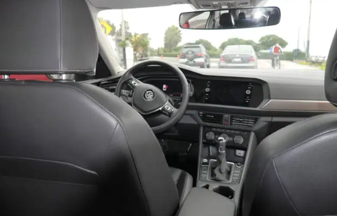 Volkswagen Jetta • 2019 • 6,000 km 3