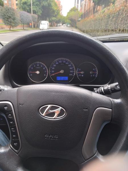 Hyundai Santa Fe • 2013 • 61,833 km 4