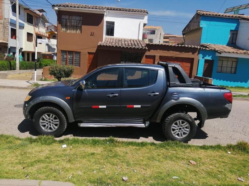 Mitsubishi L200 • 2015 • 78,000 km 2