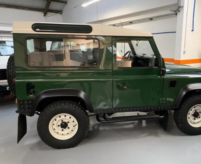 Land Rover Defender • 2000 • 120,000 km 2