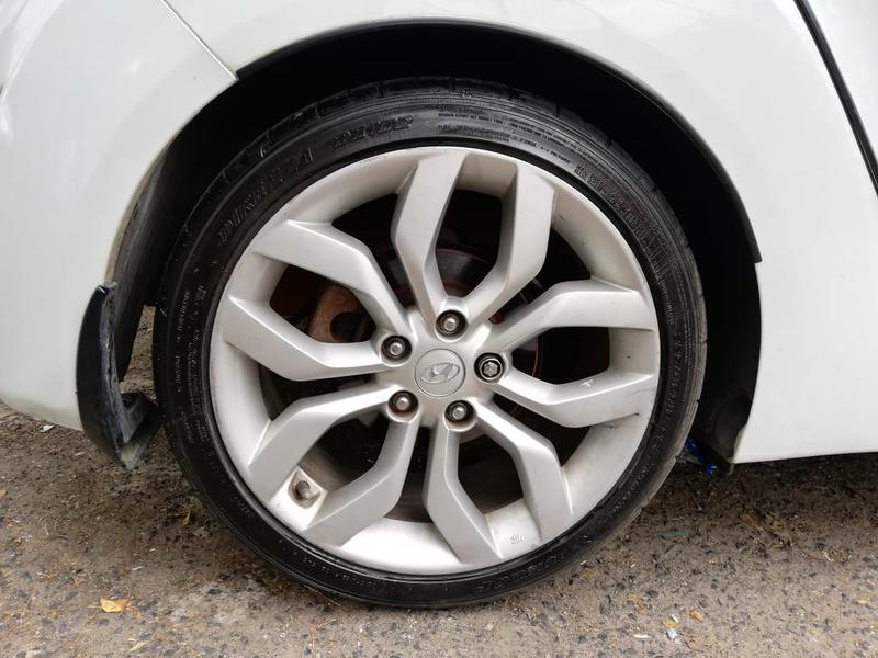 Hyundai Veloster • 2013 • 69,000 km 4