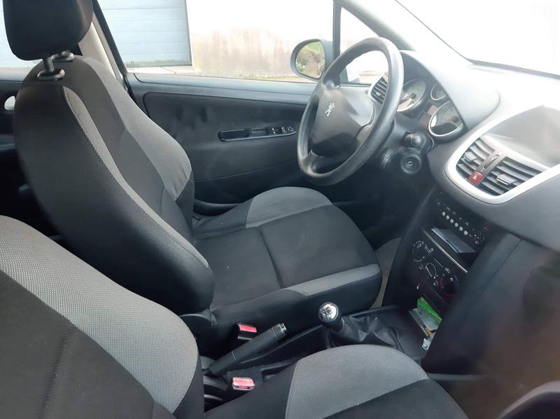 Peugeot 207 • 2009 • 155,000 km 2