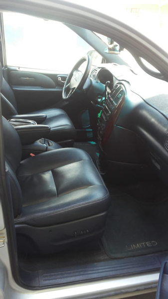 Chrysler Town & Country • 2003 • 170,000 km 1