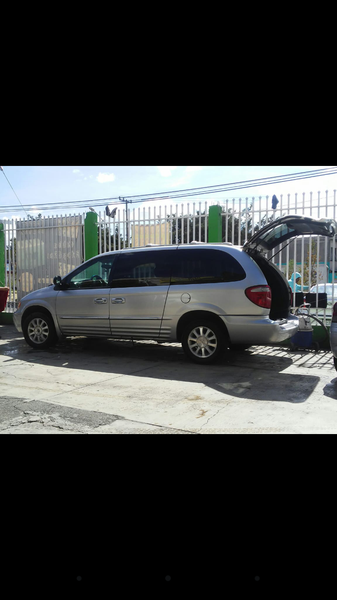 Chrysler Town & Country • 2003 • 170,000 km 3