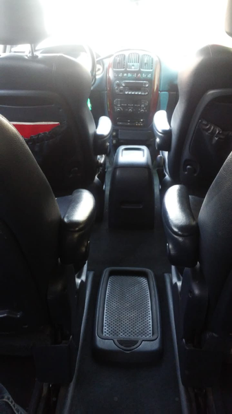 Chrysler Town & Country • 2003 • 170,000 km 10