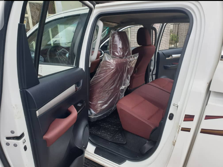 Toyota Hilux • 2010 • 25,000 km 2