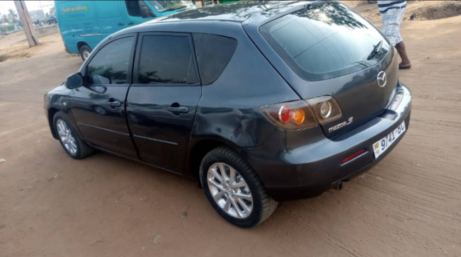 Mazda 3 • 2005 • 247,000 km 3
