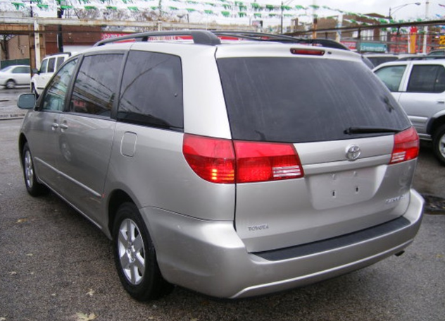 Toyota Sienna • 2005 • 110,011 km 4