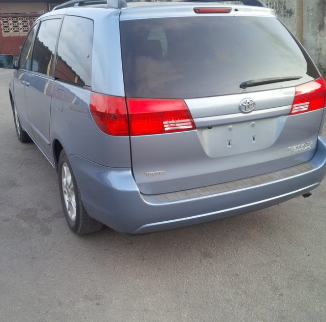 Toyota Sienna • 2005 • 2,325 km 4