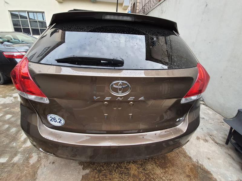 Toyota Camry • 2011 • 108 km 4