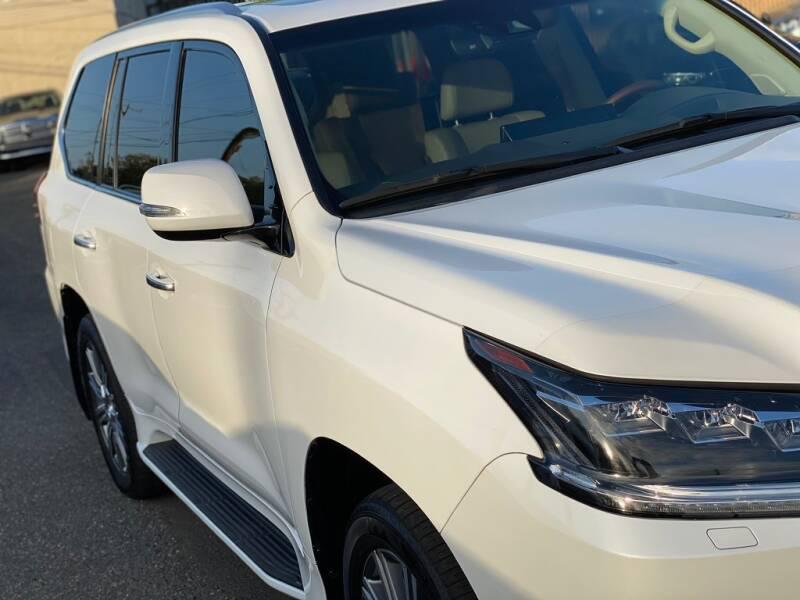 Lexus LX • 2016 • 1,054 km 1