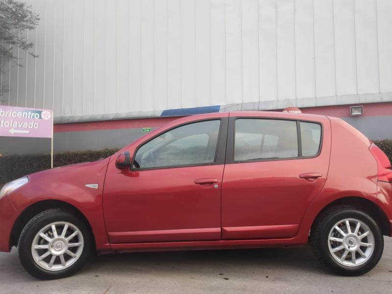 Renault Sandero • 2015 • 111,000 km 4