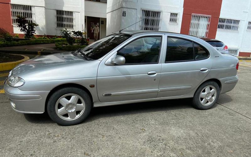 Renault Mégane • 2004 • 121,000 km 8