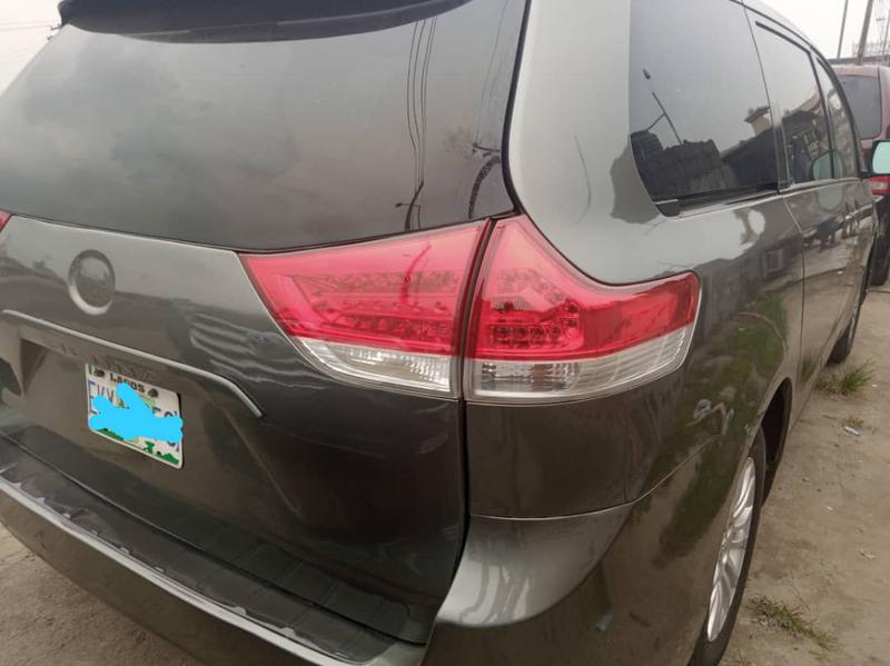 Toyota 4 Runner Limited • 2013 • 10,000 km 3