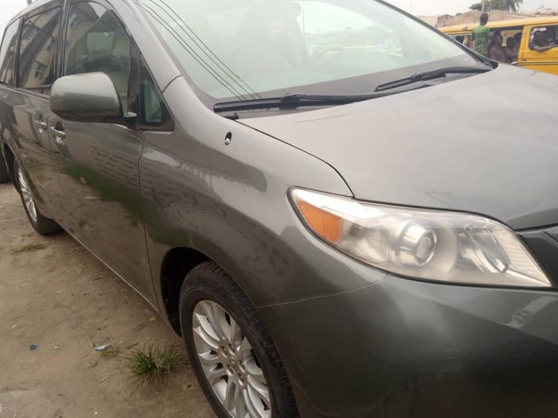 Toyota 4 Runner Limited • 2013 • 10,000 km 6