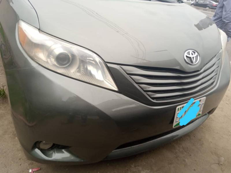 Toyota 4 Runner Limited • 2013 • 10,000 km 2