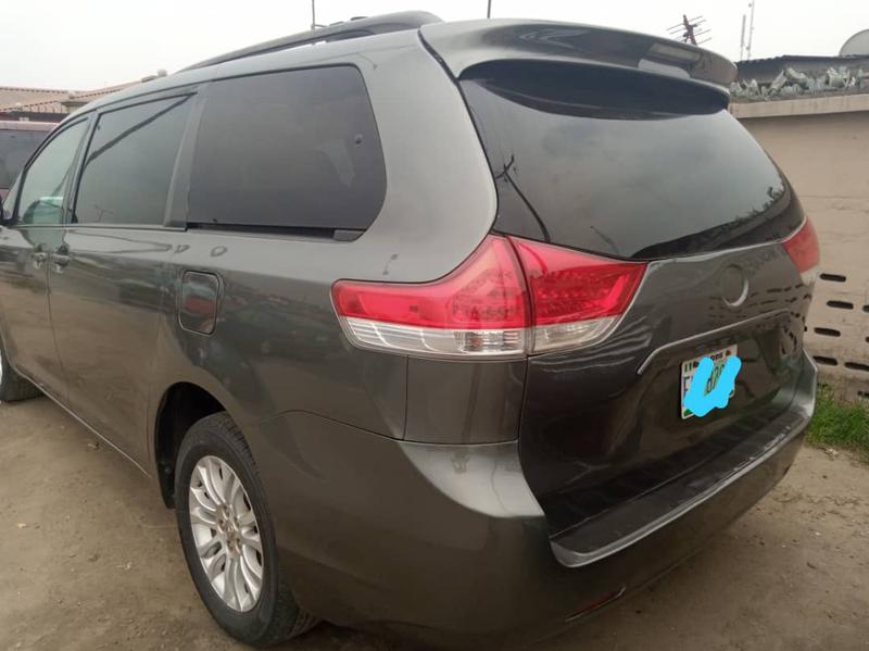 Toyota 4 Runner Limited • 2013 • 10,000 km 5