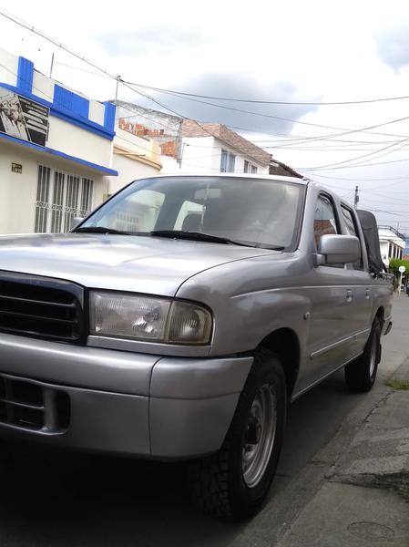 Mazda B2500 • 2001 • 190,000 km 4