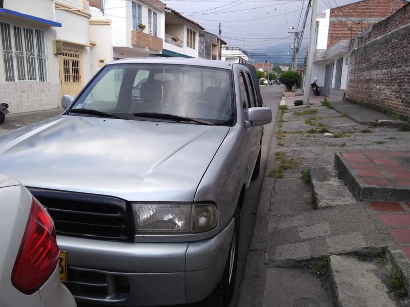 Mazda B2500 • 2001 • 190,000 km 1