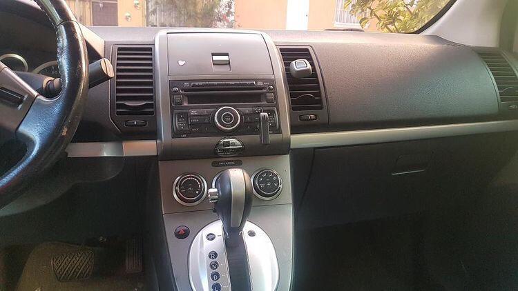 Nissan Sentra 2.0 • 2010 • 83,000 km 1