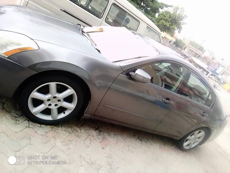 Nissan Maxima • 2004 • 200,000 km 2