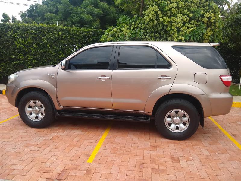 Toyota Fortuner • 2011 • 97,000 km 2