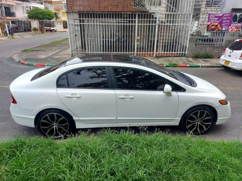 Honda Civic • 2008 • 145,000 km 2