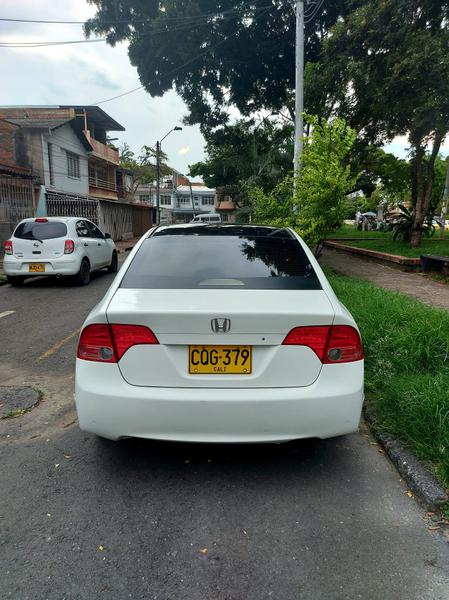 Honda Civic • 2008 • 145,000 km 4