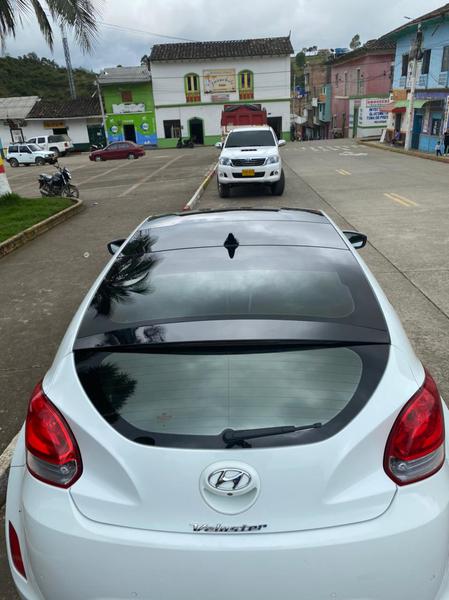 Hyundai Veloster • 2013 • 72,904 km 2