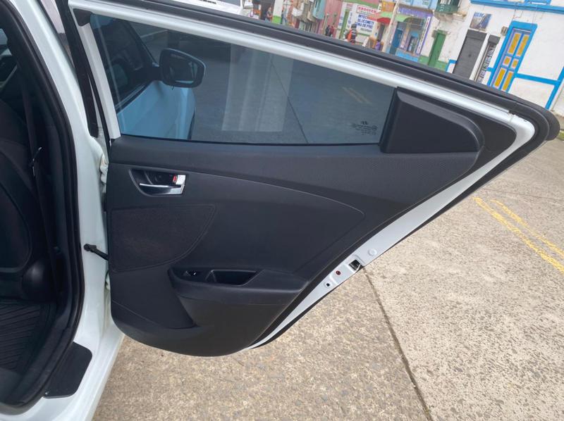 Hyundai Veloster • 2013 • 72,904 km 7