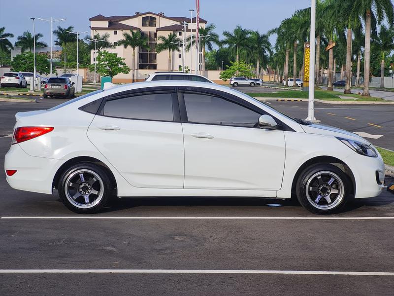Hyundai Accent • 2013 • 181,000 km 4