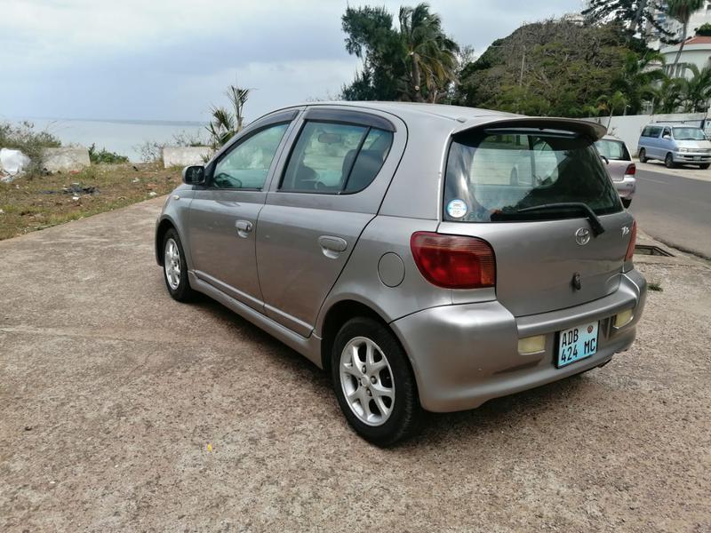 Toyota Vitz • 2001 • 98,000 km 2