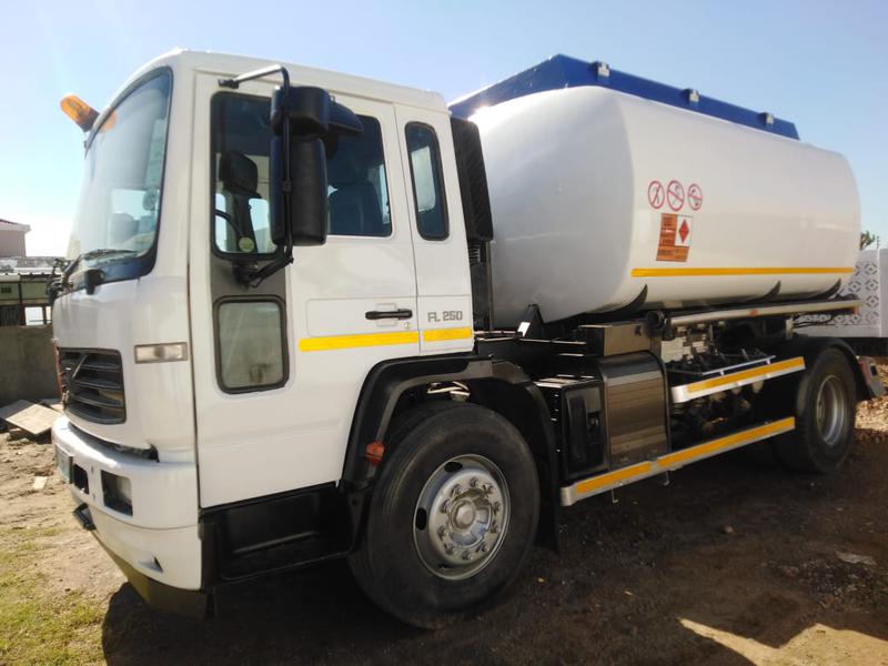 Volvo 240 • 2013 • 98,000 km 2