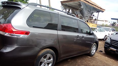 Toyota Sienna • 2012 • 10,000 km