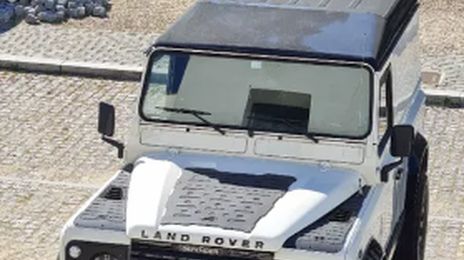 Land Rover Defender • 2002 • 169,000 km