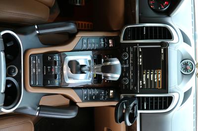 Porsche Cayenne • 2014 • 81,000 km