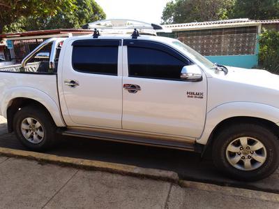 Toyota Hilux • 2012 • 348,000 km