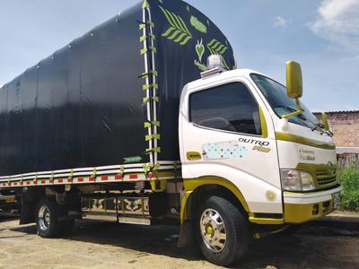 Hino Dutro • 2012 • 170,000 km