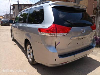Toyota Sienna • 2011 • 100,000 km