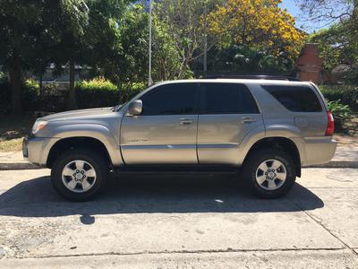Toyota 4 Runner Limited • 2007 • 246,000 km