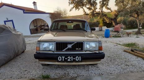 Volvo 240 • 1982 • 200,000 km